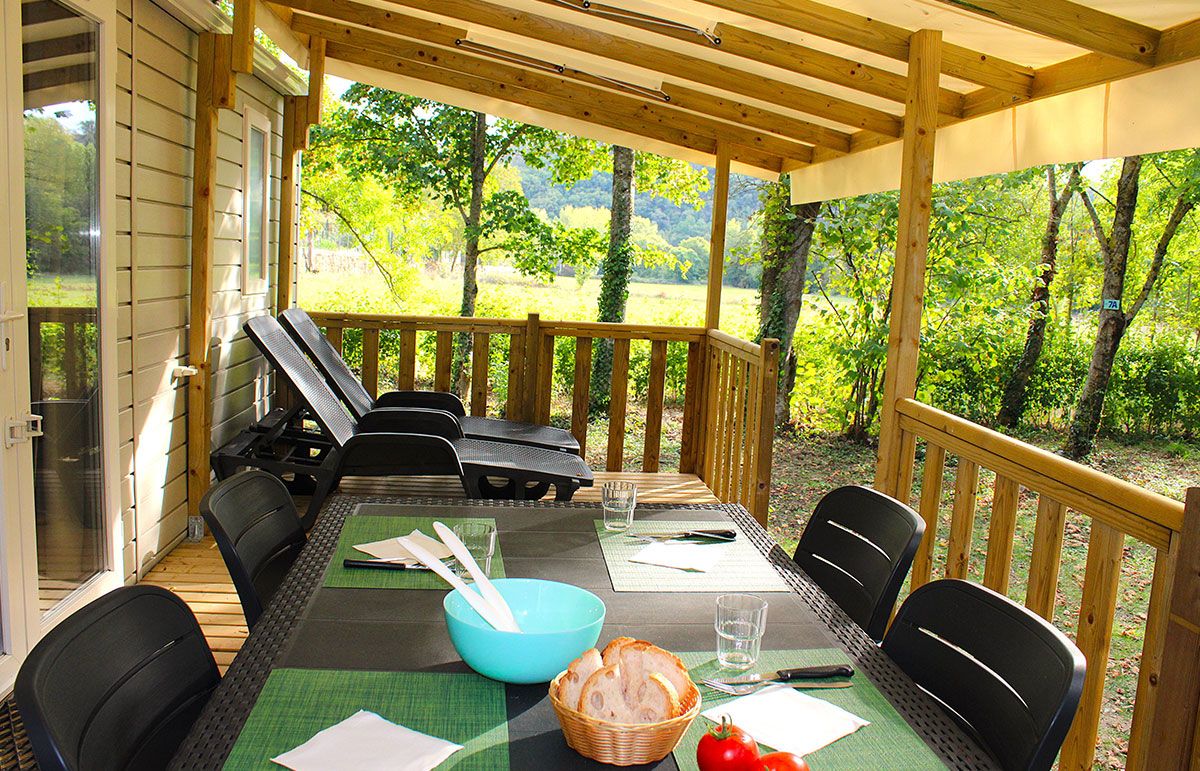 mobil-home-camping-nature-groupe-amis-motards-famille-cousinade