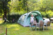 2-emplacement-tente-camping-rougier-sylvanes-montaigut-randonnee-velo-france